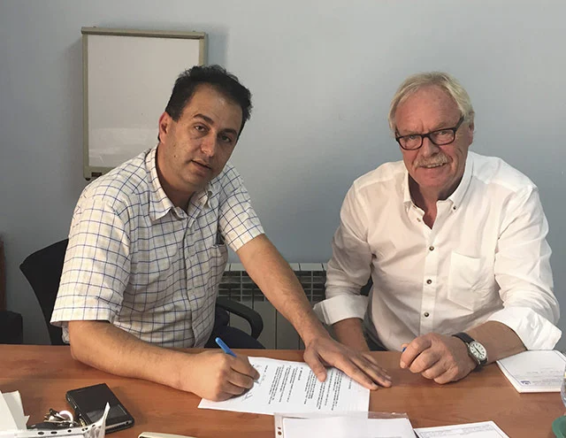 Vertragsunterzeichnung. V.l.n.r: Dr. Sayf Saed, Gerhard Meyer, Geschäftsführer der Cleft-Kinder-Hilfe